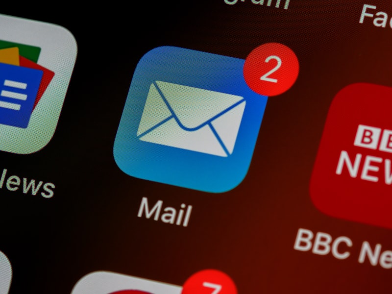 Pourquoi un tracker d'e-mails sans signature surpasse un outil gratuit avec pub visible